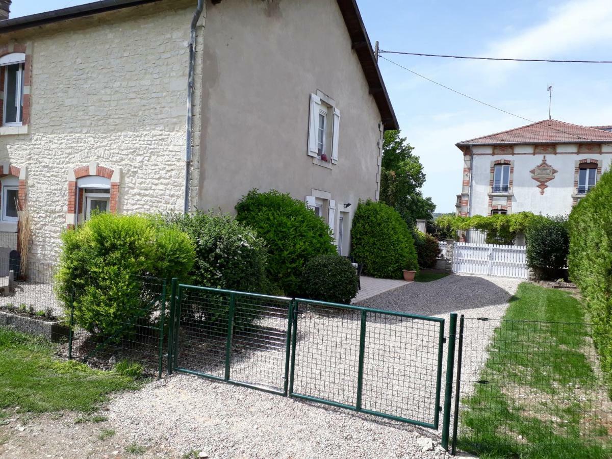 Gite Aux Lauriers Lacroix-sur-Meuse Exterior photo