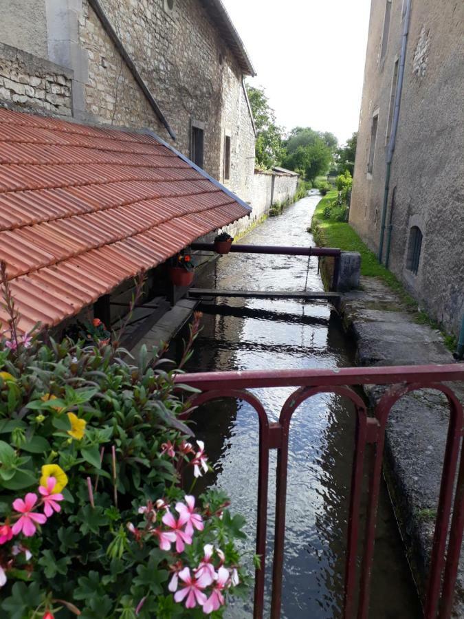 Gite Aux Lauriers Lacroix-sur-Meuse Exterior photo