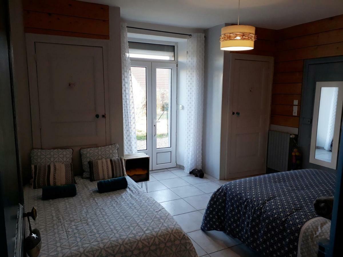 Gite Aux Lauriers Lacroix-sur-Meuse Exterior photo