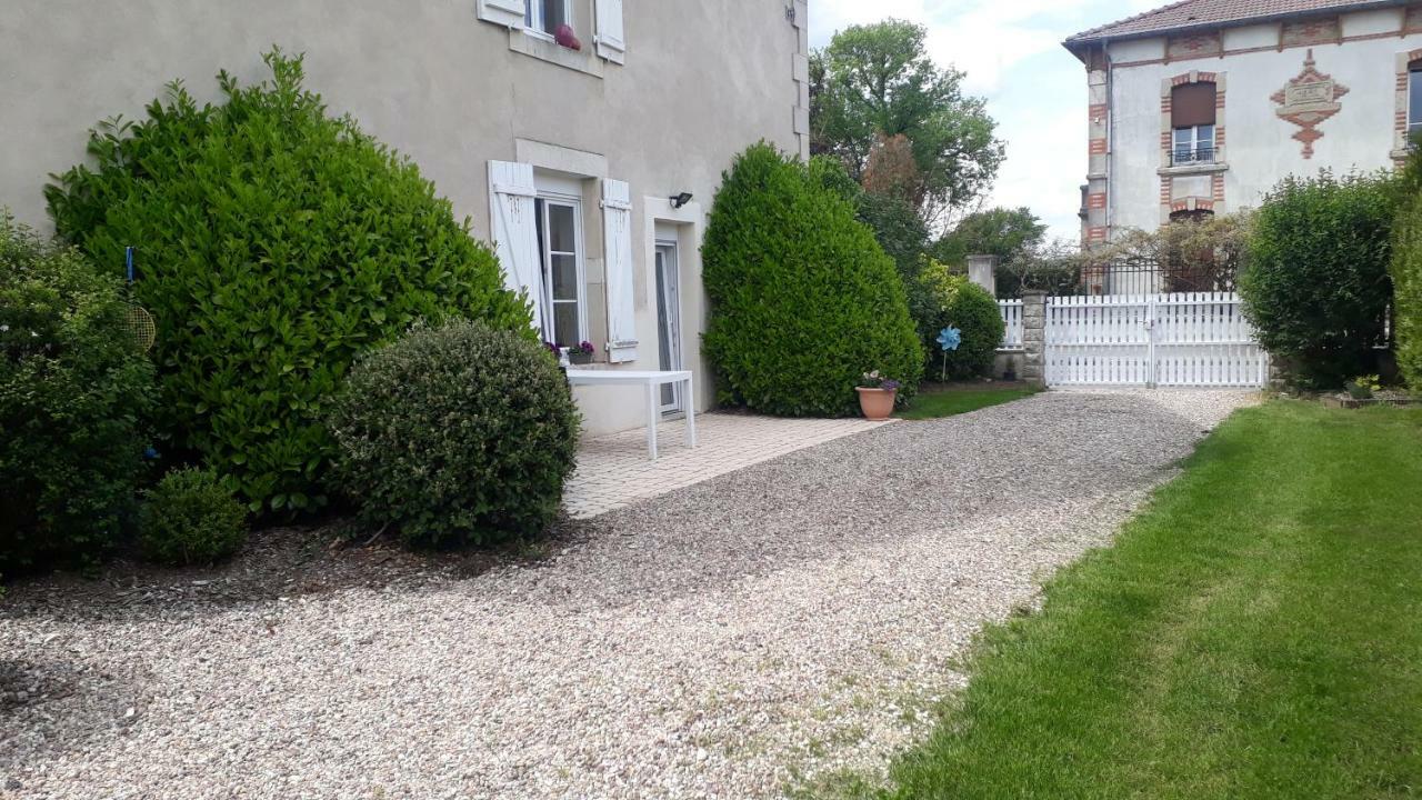Gite Aux Lauriers Lacroix-sur-Meuse Exterior photo