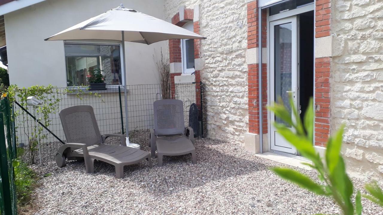 Gite Aux Lauriers Lacroix-sur-Meuse Exterior photo